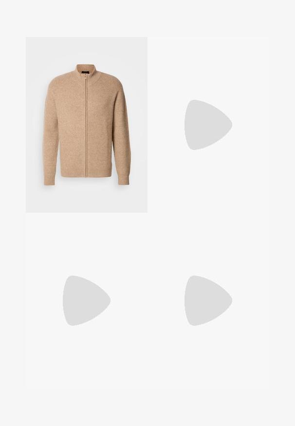 Beige ribstrikket genser med høy krage og fremre glidelås. Har lange ermer og en avslappet passform, laget av et mykt, teksturert materiale.; Hvit bomull t-skjorte med korte ermer, rund utringning, avslappet passform, og ingen synlige logoer eller mønstre. Glatt tekstur og minimalistisk design.; Mørkeblå dongeri-jeans med straight leg-design, med klassisk fem-lomme stil og en synlig metallknaplukking i livet.; Sportssko med en hvit skinnoverdel, grå semsket tå og tre svarte striper. Har en blå logo på tungen og en teksturert gummisåle.
