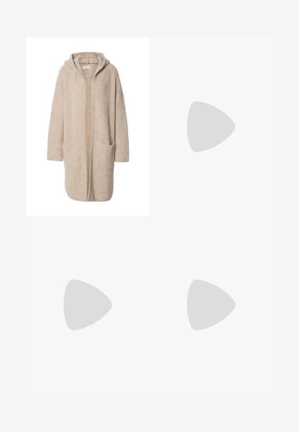 Bežinė ilga su kapuciu kardiganas su atviru priekiu ir dviem didelėmis priekinėmis kišenėmis, pagamintas iš minkštos tekstūruotos mezginio medžiagos.; Ilgomis rankovėmis marškiniai baltos, bordo ir juodos spalvos. Pagaminti iš minkštos medžiagos, su apvaliu iškirpimu ir prigludusia forma. Tinka sluoksniavimui.; Juoda plačių kojų kelnės, pagamintos iš tekstūruoto audinio, su elastingu juosmeniu ir atsegamu diržu juosmenyje, leidžiančiu reguliuoti dydį.; Juodas odinis aukštakulnis batelis su smailiu pirštu ir žemu bloku. Su kulkšnies dirželiu su auksinės spalvos sagtimi. Lygus paviršius.