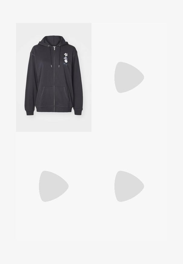 Tamnosinji zip-sweater od mekog materijala, s kapuljačom na vezanje, dva prednja džepa i cvjetnim vezom s lijeve strane.; Bež pamukasta majica s opuštenim krojem, okruglim izrezom, kratkim rukavima i malim kvadratnim logom na lijevoj strani prsnog područja.; Široke plave traperice s visokim strukom, kontrastnim šavovima i bočnim džepovima, s klasičnim dizajnom s pet džepova i sirovim rubovima.; Bijele visoke tenisice sa debelim, rebrastim đonovima i kružnim logom, nošene uz svijetloplave široke traperice.
