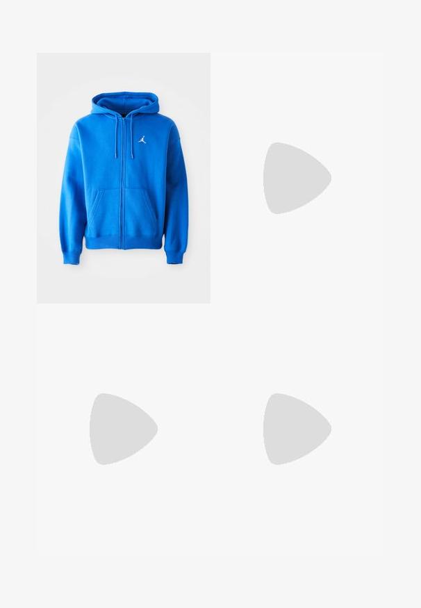 Plava zip-up dukserica od mekog materijala, s kengur džepom, kapuljačom na vezanje i bijelim Jordan logotipom na lijevoj strani prsa.; Bijela pamučna majica s kratkim rukavima, zaobljenim izrezom, opuštenog kroja, bez vidljivih logotipa ili uzoraka. Glatka tekstura i minimalni dizajn.; Crne trenerke od mekog materijala, sa elastičnim pojasom i uzicom, rebrastim manžetama i malim logotipom na lijevom bedru.; Bijele kožne tenisice s perforacijama, okruglim vrhom, ravnim potplatom i debelim vezicama, s vidljivim swoosh logom i natpisom "AIR" na peti.