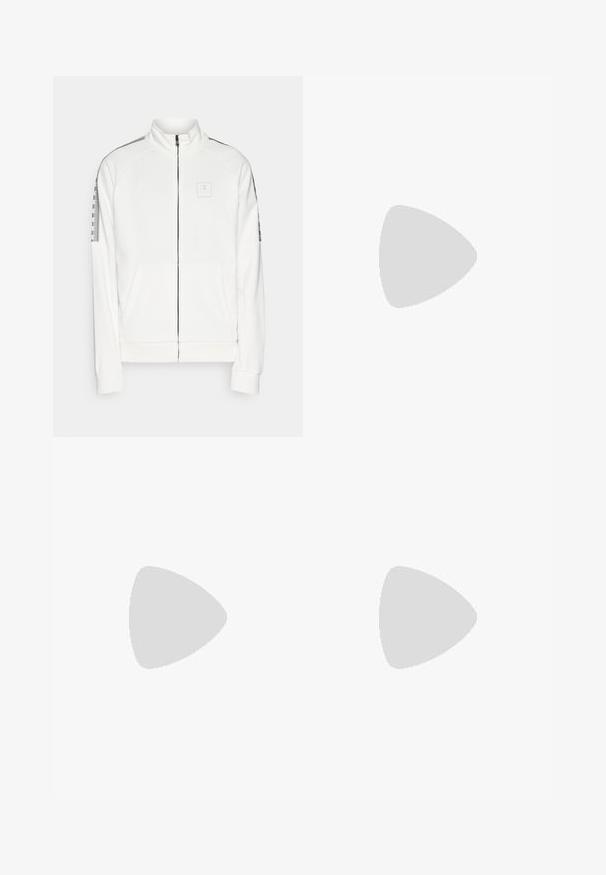 Giacca da track bianca con zip in tessuto morbido, colletto alto, tasche laterali e dettagli grigi a contrasto, con logo sul petto.; Maglietta atletica nera a maniche corte realizzata in tessuto morbido e leggero. Presenta un collo rotondo e un logo discreto sul petto.; Under Armour PRO PANT - Pantaloni sportivi - black/white; Scarpone sportivo nero con accenti blu, tomaia testurizzata e suola grigia. Indossato con calzini grigi a costine, accanto a un kettlebell nero.