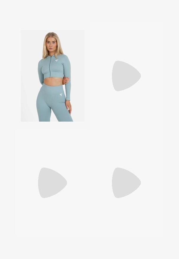 SQUATPROOF LONG SLEEVE NO SURRENDER SEAMLESS   - Mikina so zipsom - blue grey; Čierny krátky rukáv top vyrobený z hladkej tkaniny; má prehnutý výstrih a asymetrický lem, s priliehavým telom.; Svetlomodré denimové džínsy s uvoľneným strihom bootcut, s pásom strednej výšky, kovovým zapínaním a etiketu s nápisom "UVOĽNENÝ BOOTCUT."; Čierne lakované sandále na podpätku so štvorcovou špičkou, navlečenými remienkami okolo členku a striebornými prackami. Disponujú masívnym blokovým podpätkom pre stabilitu.