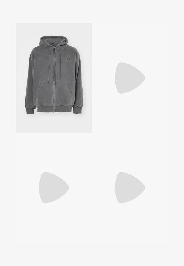 Carhartt WIP HOODED VISTA - Majica s kapuljačom i patentnim zatvaračem - graphite garment dyed; Nike crna pamučna majica s klasičnim okruglim izrezom, kratkim rukavima i suptilnim, utisnutim logotipom na prsima. Glatka tekstura.; Crne trenirke od mekog materijala s elastičnom gumom u struku, kaptastom vezicom i malim Nike logom na lijevom butu.; Crne atletske cipele s teksturiranom tkaninom i gumene potplate, s elastičnim vezicama i plavim akcentom na peti. Nosene su s svijetlim trapericama.