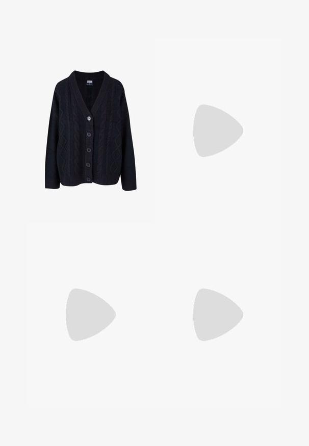 Černý pletený cardigan s V-výstřihem, zapínáním na pět knoflíků a žebrovanými manžetami. Měkká textura a uvolněný střih.; Bílá košile s dlouhým rukávem vyrobená z měkké látky, s kulatým výstřihem a rovnými okraji. Minimalistický design bez viditelných vzorů nebo akcentů.; Černé kalhoty s širokými nohavicemi a předními sklady, vyrobené z hladké tkaniny. Mají zapínání na knoflík a přizpůsobený design.; Černé lakované kožené loafers s kulatou špičkou, zdobnou páskou a silnou černou gumovou podrážkou. Hladký lesklý povrch s minimem švů.; Černé oválné sluneční brýle s tmavými skly, lesklým plastovým rámem a zlatými akcenty na stranicích.; Černá tkaná taška přes rameno s hladkým koženým popruhem a uzavíráním na zip. Dispozice obsahuje texturovaný povrch a zakřivený tvar.