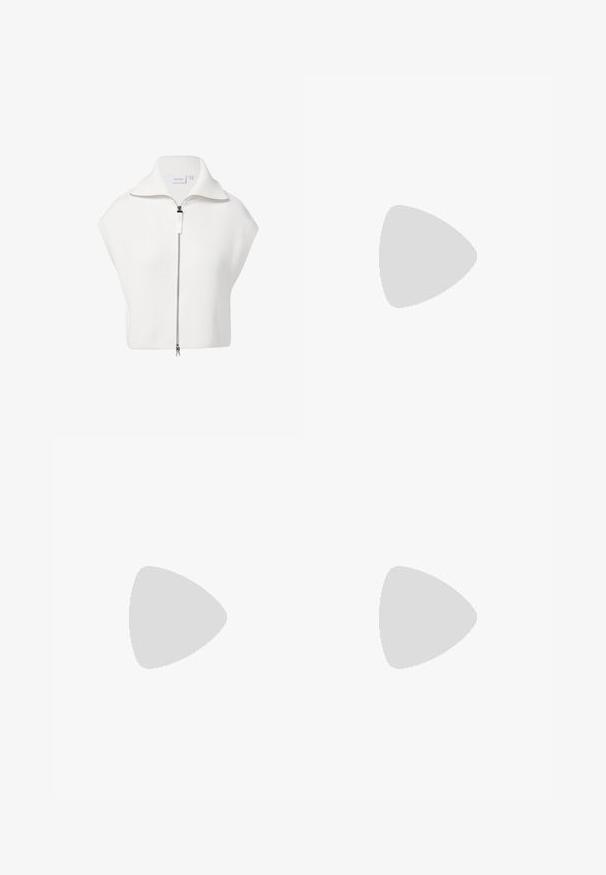 Weißer, gerippter Zip-Up-Pullover mit hohem Kragen und kurzen Ärmeln, ausgestattet mit einem kontrastierenden Reißverschluss und einem strukturierten Stoff.; Schwarzes ärmelloses Crop-Top aus glattem Stoff, mit rundem Ausschnitt und einem klaren, schlichten Design ohne Muster oder Beschläge.; Schwarze Hose mit geradem Schnitt, ausgestattet mit Fronttaschen und Seitenschlitzen am Saum. Hergestellt aus weichem, glattem Stoff. Geeignet für verschiedene Anlässe.; Durchsichtige Sandale mit transparentem Obermaterial, beigem Fußbett und einem schlanken Knöchelriemen. Sie hat eine spitz zulaufende Zehenpartie und einen dünnen, hohen Absatz.