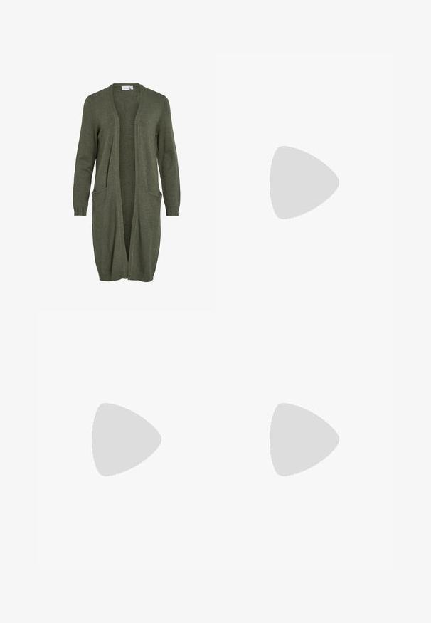 Lang, åpen front cardigan i oliven grønn, laget av myk strikket stoff. Har to frontlommer og ribbede mansjetter.; Hvit ribbestrikket tank topp med rund hals, uten ermer og croppe lengde. Merket leser "JJXX." Glatt stoff tekstur.; Svarte, vide bukser med elastisk midje, laget av glatt stoff. Har et rent design uten lommer eller synlige sømmer.; Sorte og grå sued sneakers med et stort cremefarvet "N" logo, lilla snørebånd og en tekstureret gummisål.