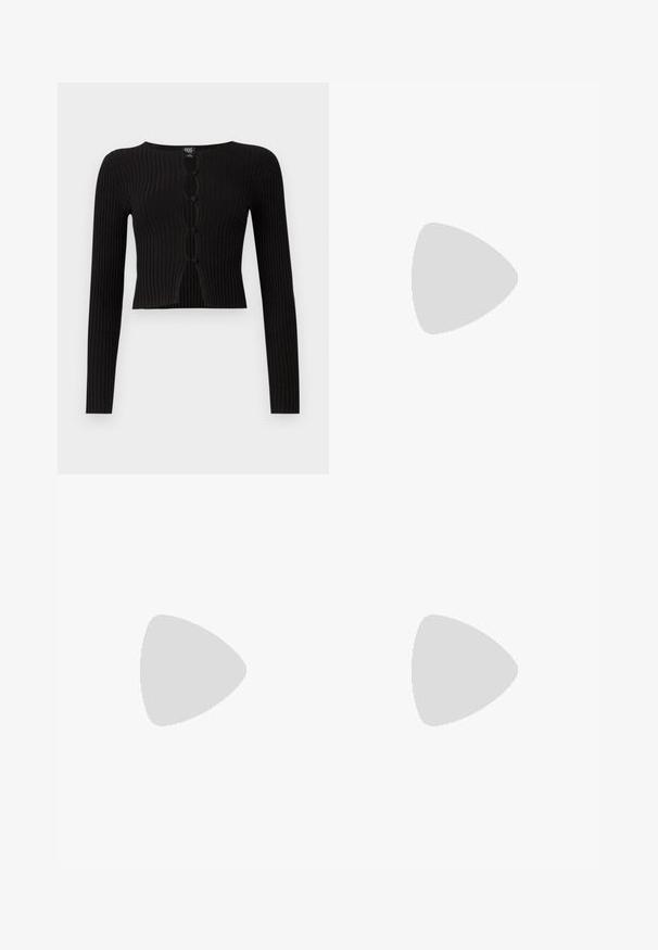 Čierny rebrovaný dlhý rukáv crop top s kruhovým výstrihom a dekoratívnym zapínaním na gombíky na prednej strane, s priliehavým strihom a jemnou textúrou.; Čierny krátky rukáv top vyrobený z elastického materiálu, s priliehavým strihom a riasením po stranách. Hladká textúra, klasický tvar.; Džínové šortky v svetlomodrej farbe, s opaskom na pások, piatimi vreckami a mierne vybledlým povrchom pre opotrebovaný vzhľad.; Čierne lakované sandále na podpätku so štvorcovou špičkou, navlečenými remienkami okolo členku a striebornými prackami. Disponujú masívnym blokovým podpätkom pre stabilitu.; Čierna kožená hobo taška so hladkou textúrou, zakriveným tvarom a jedným nastaviteľným popruhom; má široké otvorenie na vrchu.