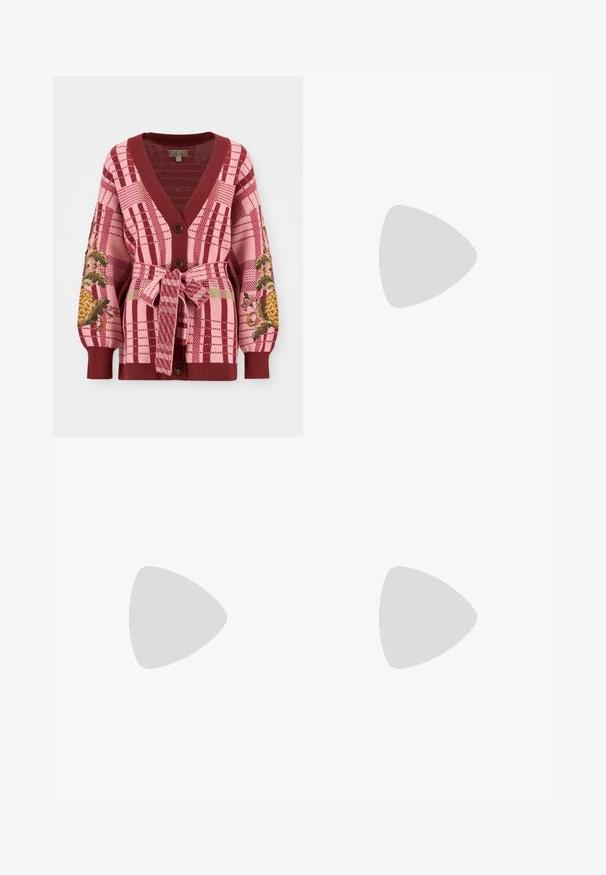 Ροζ και μπορντό γιλέκο με V-λαιμό, καρό σχέδιο, κεντημένα ανανάδες στα μανίκια και ζώνη στη μέση. Διαθέτει δύο μπροστινά κουμπιά.; Λευκό πουκάμισο με μακριά μανίκια, από βαμβακερό υλικό, με στρογγυλή λαιμόκοψη, διαθέτει μικρό σκούρο μπλε λογότυπο στο αριστερό στήθος. Απλός σχεδιασμός, κανονική εφαρμογή.; Λευκό παντελόνι σε φαρδύ σχέδιο με ψηλή μέση, που διαθέτει κλείσιμο με κουμπί και διακριτές ραφές. Κατασκευασμένο από βαμβάκι με λεία υφή.; Λευκά δερμάτινα sneakers με λεία επιφάνεια, ναυτικά στοιχεία και μικρό λογότυπο στο πλάι. Διαθέτουν επίπεδα κορδόνια και υφασμένη σόλα από καουτσούκ.