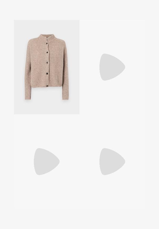 Vaaleanbeige neulecardigan, jossa on korkea kaulus, ribbikuviointi ja viisi mustaa nappia edessä. Lyhyet, hieman löysät hihat.; Musta-valkoiset raidalliset pitkähihainen paita, jossa on pyöreä pääntie. Pehmeä kangas, rento istuvuus ja kontrastivärit pääntien korostuksissa.; Vaaleansinisiä farkkuja, joissa on leveät lahkeet ja korkea vyötärö. Farkuissa on viisi taskua, näkyvää ompelua ja käännetyt lahkeensuut.; Musta nahkakengät litteällä pohjalla, pyöreällä kärjellä ja matalalla korolla, suunniteltu käyttöön sekä arkeen että juhlaan.; Beige nahkanapit, jossa on tilava ja rakenteellinen muotoilu. Varustettu kahdella pitkällä kahvalla ja hienovaraisilla ompelu yksityiskohdilla; ei näkyvää metalliosaa.