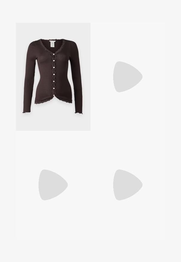 Rosemunde BABETTE CARDIGAN - Jopica - dark espresso; Bela majica s spuštenimi rameni, z nabranim in strukturiranim izrezom ter tesnim pasom. Narejena iz mehkega blaga z gladko teksturo.; Črne plisirane hlače z elastičnim pasom. Imajo široke noge in gladko, teksturirano tkanino z navpičnimi črtami.; Črne usnjene klasične čevlje z ostrim nosom, z zaponko za gleženj in debelim peto. Ravna tekstura, eleganten dizajn in minimalistična estetika.