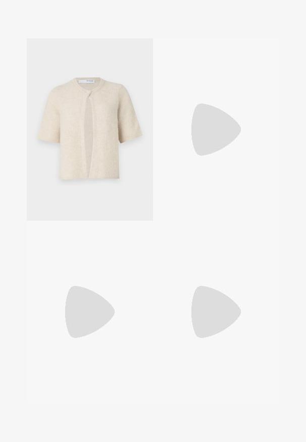 Kortermet cardigan i lys beige, med ribbestruktur, åpen frontdesign og rund hals. Mykt materiale, minimal hardware.; Lyseblå ermeløs topp med firkantet utringning, laget av glatt stoff, med en tettsittende design og en minimalistisch silhuett.; Lyseblå vide jeans med kontrasterende mørkeblå paneler, frynset søm og vanlig liv med metallknapp-lukking.; Svarte patentlær slingback hæler med spiss tå og geometrisk blokk hæl. Har et stilrent, minimalistisk design og jevn tekstur.