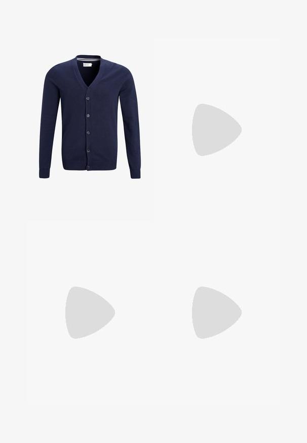 Mörkblå cardigan i mjukt stickat tyg, med v-ringning, sexknappslås och ribbade ärmslut och nederkant.; Två polo t-shirts: en marinblå och en vit, båda med en liten röd, vit och blå detalj på bröstfickan och kragen.; Mörkblå denimjeans med smal passform, subtilt blekning, fem fickor och metallknappstängning. Sömnadsdetaljer i kontrasterande färg.; Vita sportskor tillverkade av syntetiskt material. Har en slät yta, rund tå, snörningsdesign och randiga detaljer på sidorna.