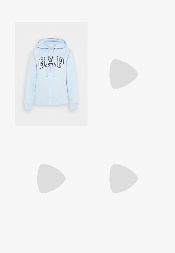 GAP HERITAGE - Mikina s kapucí - light blue shadow; Černé oversized tričko s grafikou medvěda a textem „NENÍ CUTE, ALE DIVOKÝ“ v tučném bílém písmu. Bavlněný materiál.; Světle modré džíny s vysokým pasem vyrobené z denimu. Mají široké nohavice, dvě roztržené oblasti na kolenou a klasický pětikapsový střih.; Bílé vysoké plátěné tenisky s černou gumovou podrážkou, přední gumovou špičkou a šesti očky na tkaničky, se čistým, minimalistickým designem.