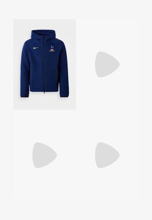 Veste à capuche zippée bleu marine en tissu doux, avec une fermeture éclair noire, un logo Nike jaune et un emblème brodé sur la poitrine.; T-shirts en coton blanc, à manches courtes, design col rond, texture uniforme, empilés en rangée, avec un logo subtil au niveau de l'encolure.; Pantalons de sport bleus avec taille à cordon, poches zippées sur les côtés, accents noirs et logos : emblème PSG et swoosh Nike.; Baskets en cuir noir avec surface texturée, swoosh Nike blanc, semelle grise, bout rond et design à lacets. Comprend des perforations sur la boîte à orteils.
