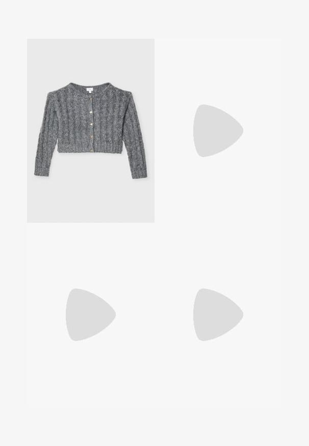 Cardigan en tricot gris avec texture côtelée, longueur courte, encolure ronde et boutons dorés sur le devant.; Débardeur noir sans manches en tissu doux, avec un détail noué à l'ourlet avant et un col rond.; Pantalons larges noirs en simili cuir. Dotés d'une taille haute, de passants de ceinture, de deux poches avant et de détails cousus.; Escarpin noir en cuir à bout pointu avec une bride de cheville et un talon épais. Texture lisse, design élégant et esthétique minimaliste.