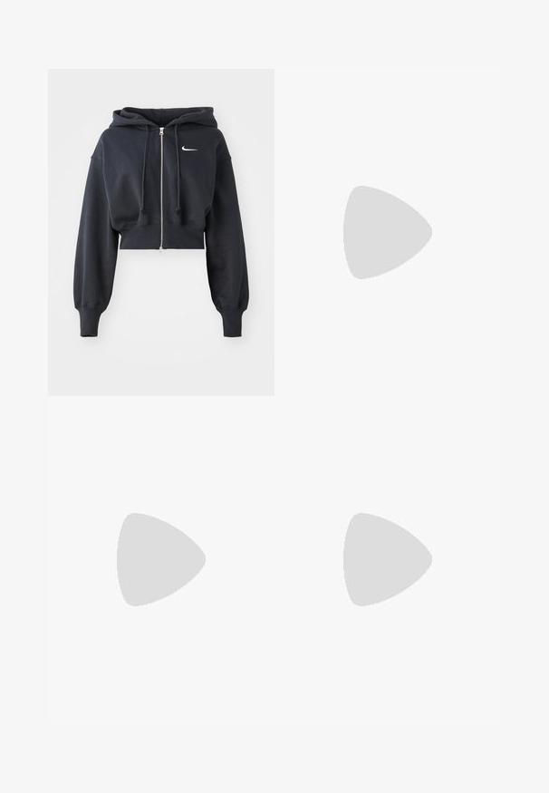 Nike Sportswear SPORTSWEAR PHOENIX FLEECE - Sweatshirt com capuz - black/sail; Top branco sem mangas com decote redondo. Feito de um tecido liso, apresenta um corte descontraído e um design minimalista. Sem padrões ou detalhes.; Calças de fato de treino azul marinho feitas de um tecido suave, com uma cintura elástica com cordão, punhos elásticos e um pequeno logótipo branco.; Sapatos de corrida Nike com um upper de malha prateada com detalhes em rosa, atacadores brancos e uma sola texturizada. Usados com meias de algodão brancas para desporto.