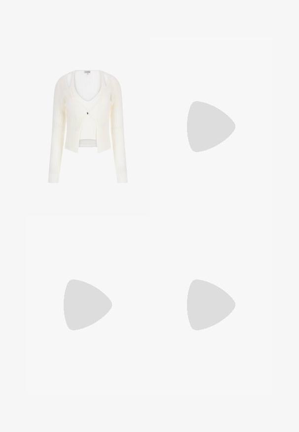 Witte geribde cardigan met lange mouwen, V-hals en een kleine sluiting aan de voorkant. Zachte textuur met een cropped ontwerp en gelaagd uiterlijk.; Witte katoenen t-shirt met een ronde halslijn en korte mouwen. Heeft een klein zwart Nike-logo op de borst. Eenvoudig en onopgesmukt ontwerp.; Witte atletische broek met wijde pijpen, een geribde tailleband en subtiele logodetails. Soepele stof met een relaxte pasvorm en taps toelopende zoom.; Witte sneakers met perzikkleurige accenten, glad leren bovenwerk, geperforeerde neus, textuurzool en veters. Draag ze met witte crew-sokken op een blauwe ondergrond.