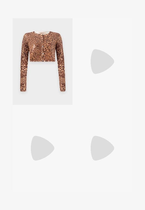 Korth cardigan med leopardmønster, med lange ermer, knaplukning og et teksturert strikket stoff med en skinnende detalj.; Svart bomull T-skjorte med korte ermer som har et rosa grafisk motiv av solbriller og teksten "Not Your Girl" på venstre brystområde.; Sorte vidde bukser laget av bomull, med høy midje, store sidelommer og belte med sølv detaljer.; Sorte lærplattform sandaler med to brede remmer, justerbar ankelspenne og en tykk gummisåle med et taggete mønster.