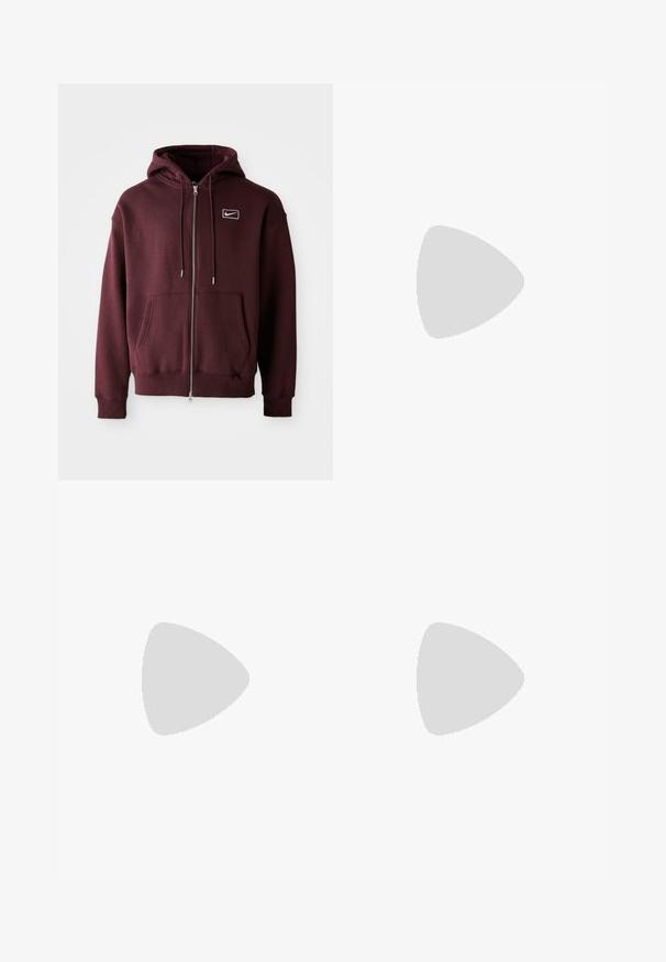 Bordeaux zip-opp hettegenser laget av bomullsblanding, med en frontlomme, snor i hetten og en liten hvit logo på brystet.; Nike svart bomull T-skjorte med klassisk rund hals, korte ermer, og en subtil, preget logo på brystet. Glatt tekstur.; Svarte casual bukser med strikk i livet, sidelommer og rett bein på en ensfarget bakgrunn.; Svarte sportssko med teksturert stoff og gummisåler, med elastiske lisser og en blå detalj på hælen. Brukt med lyse denimbukser.