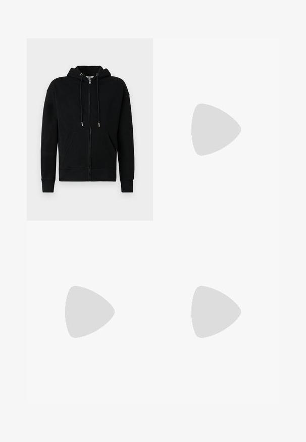 Felpa nera con zip realizzata in un tessuto morbido. Presenta un grande cappuccio, tasche frontali e lacci con punte metalliche. Design semplice.; Maglietta in cotone nera con scollatura rotonda e maniche corte. Presenta una vestibilità ampia e un design semplice senza motivi o dettagli.; Pantaloni beige realizzati in tessuto morbido, caratterizzati da una vestibilità dritta, piega singola e orli arrotolati. Include una chiusura frontale con bottone.; Sneaker in pelle nera con una texture liscia, punta rotonda e lacci neri. Presenta una suola in gomma bianca spessa con sottili accenti geometrici.