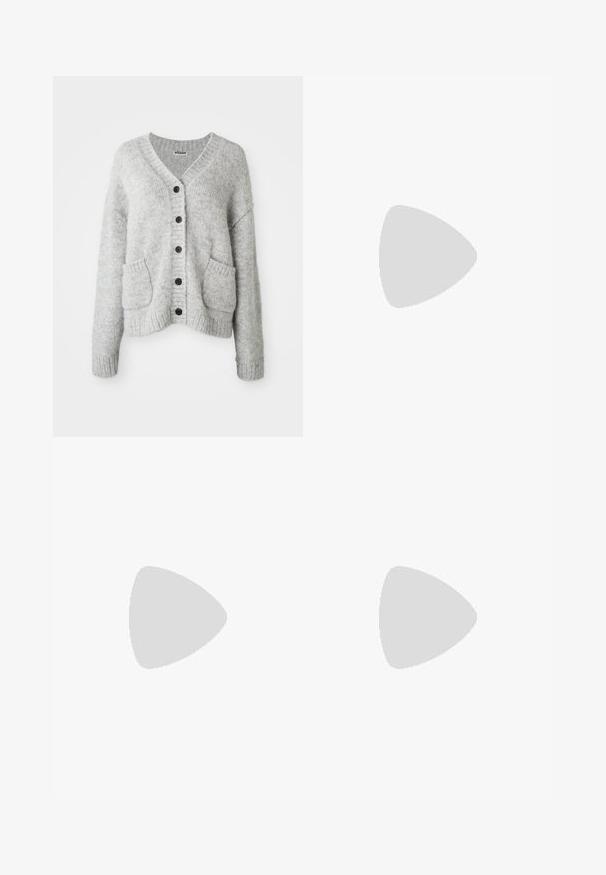 Cardigan grigio chiaro realizzato in materiale morbido, con scollo a V, chiusura con bottoni, due tasche frontali e polsini e orlo a coste.; Due top in maglia senza maniche, a collo alto, in nero e bianco, con un design aderente e una superficie liscia, di lunghezza cropped.; Pantaloni neri a gamba larga realizzati in tessuto leggero, caratterizzati da una chiusura frontale con bottone e frontale piatto, con orli cuciti con precisione.; Scarpe sportive con tomaia in pelle bianca, punta in suede grigia e tre strisce nere. Presentano un logo blu sulla linguetta e una suola in gomma testurizzata.