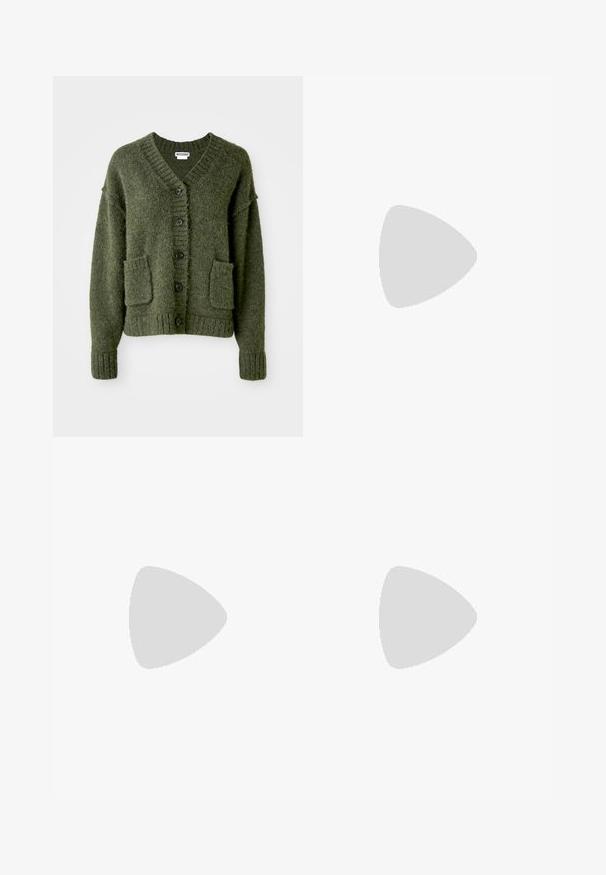 Groene gebreide cardigan met een V-hals, zes zwarte knopen, twee voorzakken en geribde manchetten en zoom. Zachte textuur en een ontspannen pasvorm.; Drie langmouwige tops gestapeld: zwart, grijs en wit. Elke top heeft een ronde halslijn en een cropped ontwerp van soepel, lichtgewicht materiaal.; Zwarte flared broek gemaakt van rekbaar materiaal, met een hoge tailleband en flared mouwen met zijsplitten voor extra bewegingsvrijheid.; Grijze nubucklederen sneakers met witte veters, zwarte strepen en een witte rubberen zool. Bevat een rond logo op de tong en een gumzool.