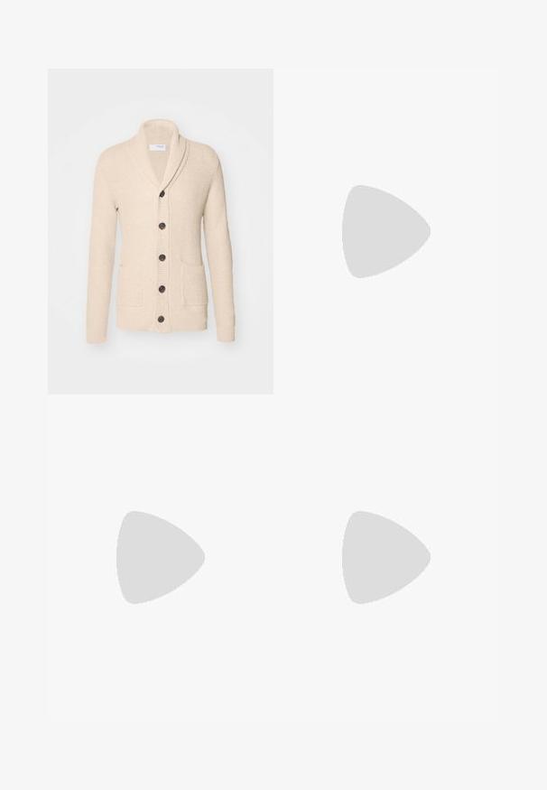 Beige kötött kardigán, sálgallérral, öt sötét gombbal, textúrált anyagból, és két elülső zsebbel. Hosszú ujjak ribbelt mandzsettával.; Kék és fehér csíkos, hosszú ujjú pamut ing, gombos gallérral, elől gombokkal és egy kis hímzett logóval a mellkason.; Beige nadrág sima felülettel, egyenes szabással, két gombos hátsó zsebbel és normál derékrésszel.; Fekete sneakers fehér talppal lebeg egy bézs textúrájú szőnyeg felett, egy kerek fából készült asztal közelében, rajta egymásra pakolt könyvekkel.