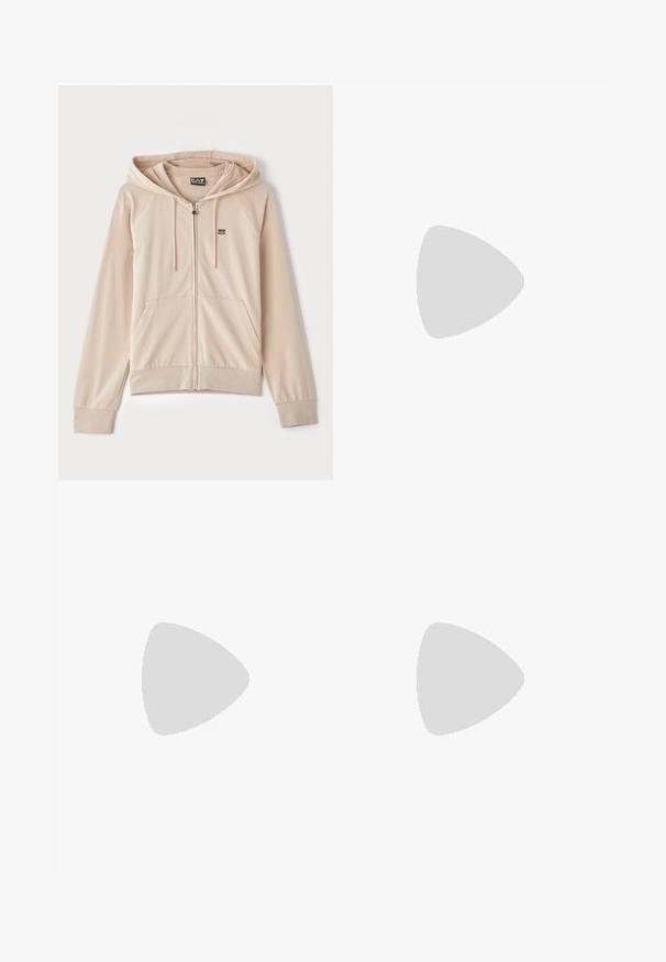 Bežová mikina na zips s kapucňou. Obsahuje raglánové rukávy, predné vrecká a malé logo na hrudi. Mäkká, hladká látka s elastickými manžetami.; Námornícky modré tričko s krátkym rukávom vyrobené z bavlny, s metalickým zlatým grafickým logom a textom a štýlovými akcentmi orlieho krídla.; Čierne zúžené tepláky so šnúrkou v páse a manžetami na členkoch, vystavené na jednoduchom bielom pozadí.; Biele tenisky s texturovaným koženým zvrškom, okrúlymi špičkami a viazaním. Hrubá biela gumová podrážka s textúrovaným gripovým vzorom.