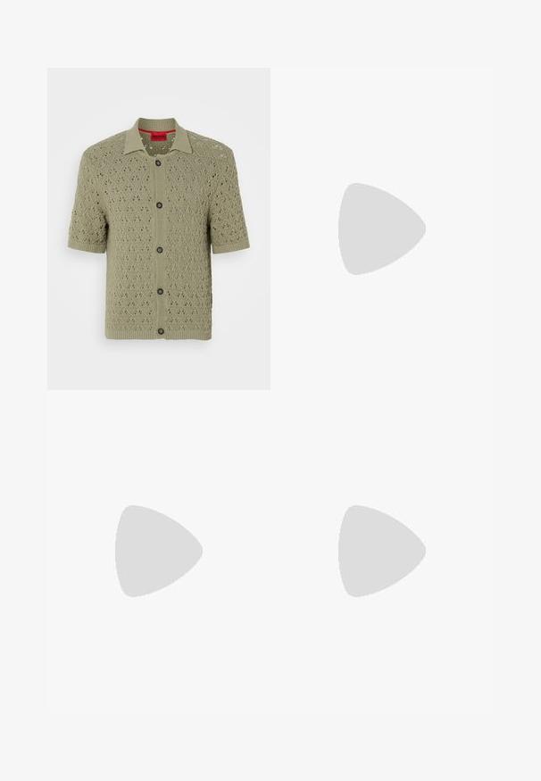 Rövid ujjú, világos olívazöld kardigán, gyémánt mintázattal és fekete gombokkal, galléros nyakkivágással és bordázott szélekkel.; BOSS TEE - Basic póló - open white; Beige pamut nadrág egyenes szárú kivágással, gombos záródással és elülső redőkkel a részletek fokozása érdekében.; Fehér bőrből készült sneaker, lekerekített orral, minimalista dizájnnal, szürke fűzőkkel és textúrázott szürke gumitalppal. Diszkrét varrási részletek láthatóak.