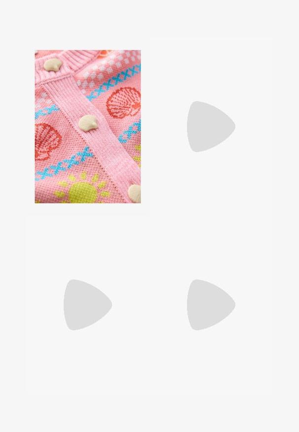 Rosa gestrickte Strickjacke mit Muschel- und Sonnenmustern. Sie hat weiße Muschelknöpfe und strukturierte Rippdetails entlang der Kanten.; Weißes Kurzarmoberteil mit Rundhalsausschnitt. Verfügt über geraffte Textur an den Seiten und eine figurbetonte Silhouette, gefertigt aus weichem, dehnbarem Material.; Weiße, weit geschnittene Hosen aus leichtem Stoff, mit einem elastischen Bund und einem Zugband für eine verstellbare Passform. Glatte Textur.; Stradivarius Sneaker low - white