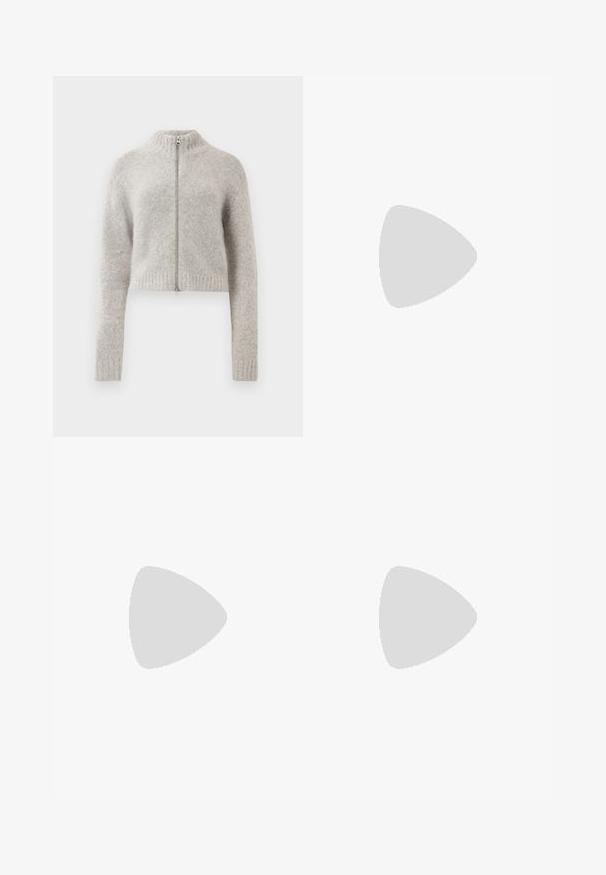 Usklađena, izrezana bluza svijetlosive boje. Napravljena od mekog, teksturiranog materijala s visokim ovratnikom i prednjim patentnim zatvaračem. Rebrasti manžeti i donji rub.; Bjela košulja na dugih rukava od glatkog pamuka, s klasičnom kragnom i zakrivljenim rubom. Dugmad su mala i bijela.; Smeđa pamučna suknja A kroja s visokim strukom, koja ima nabore sprijeda i glatku teksturu. Završetci donjeg ruba su čisti i jednostavni.; Burgundska lakirana balerinka s zaobljenim vrhom, malim mašnom sprijeda i niskom, crnom gumenom potplatu. Glatka tekstura.