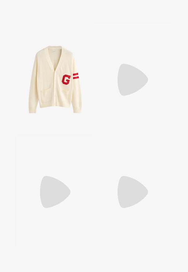 Krämfärgad cardigan med v-ringning, som har en stor röd "G"-applikation och två röda ränder på vänster ärm. Inkluderar två framfickor.; Vit bomull t-shirt med korta ärmar, rundad halsringning, avslappnad passform och utan synliga logotyper eller mönster. Slät textur och minimal design.; Svarta byxor med plisserad design framtill, tillverkade av slätt tyg. Har en knappstängning och bälteshällor; rak passform.; Vita lädersneaker med snörning, texturerad yta och en tjock vit gummisula med ruggad kant för grepp.