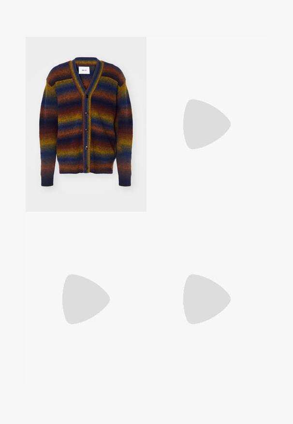 NN.07 VIGGO CARDIGAN - Chaqueta de punto - multi shades; Camiseta oversized de manga corta en negro con escote redondo y etiqueta de la marca Filippa K visible en el interior del cuello.; Pantalones negros de tiro alto con corte de pierna ancha, confeccionados en una tela suave. Presenta pliegues en la parte delantera y trabillas para cinturón. Diseño minimalista, sin hardware visible.; Zapatilla de ante negra con suela de goma blanca, que presenta costuras en el mismo tono y un diseño de cordones. Textura suave con una forma moderna y aerodinámica.
