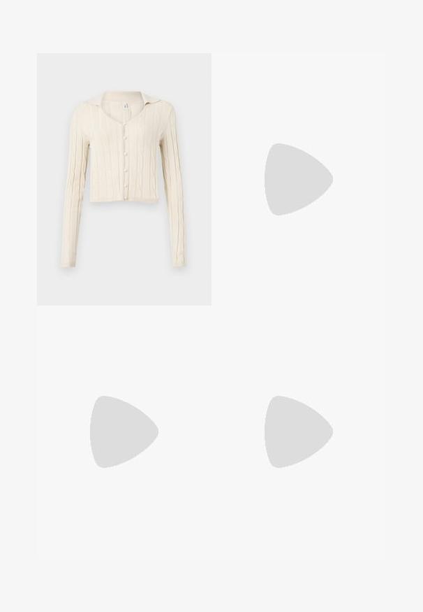 Cremfarbener Kabelstrick-Cardigan mit langen Ärmeln, einem V-Ausschnitt und fünf Perlenknöpfen auf der Vorderseite. Gekürztes Design.; Zwei ärmellose, gerippte Rollkragenoberteile in Braun und Schwarz, auf einem schlichten weißen Hintergrund präsentiert.; Weite blaue Jeans mit hoher Taille, Knopfverschluss, fünf Taschen und subtilen Verwaschungen auf dem Stoff.; Braune Lederstiefel bis zum Knie mit eckiger Zehenpartie, blockiertem Absatz und seitlichem Reißverschluss. Glatte Oberfläche mit polierter Optik.; Braune Leder-Hobo-Tasche mit runder Form, ausgestattet mit goldenen Hardware-Details und kontrastierenden Nähten. Kombiniert mit einem Jeanshemd und Jeans.