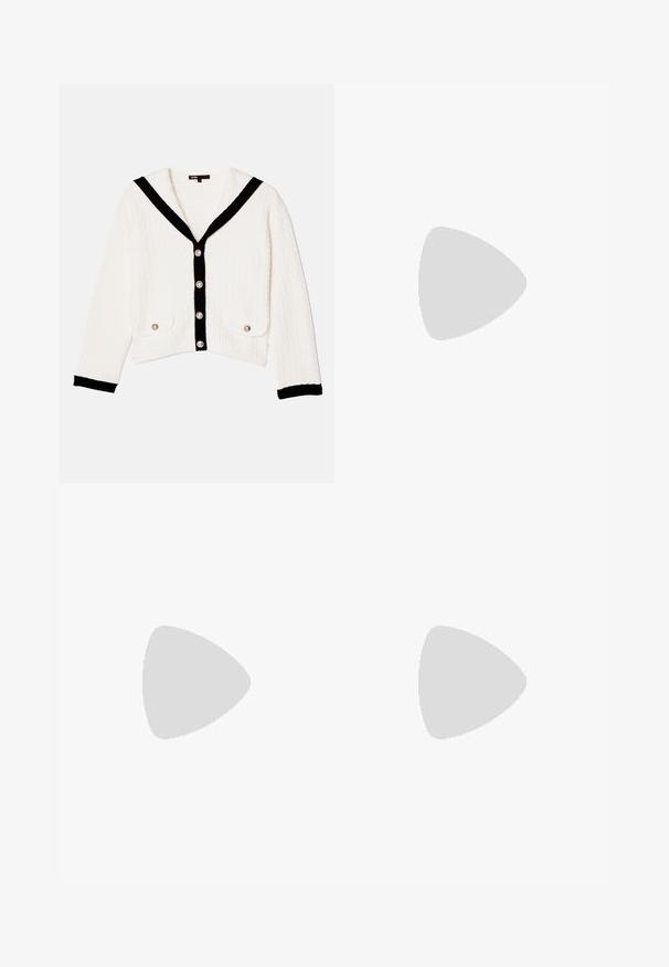 Maje MULETTE - Kardigan - ecru; Dvě bavlněné crop topy v bílé a černé barvě. Každý má hluboký výstřih a tenké ramínka, s hladkou, měkkou texturou.; Černé kalhoty s širokými nohavicemi a vysokým pasem, s plisovanými detaily na přední straně a hladkým povrchem. Žádné viditelné logo nebo vzor.; Maje Sandály na vysokém podpatku - noir