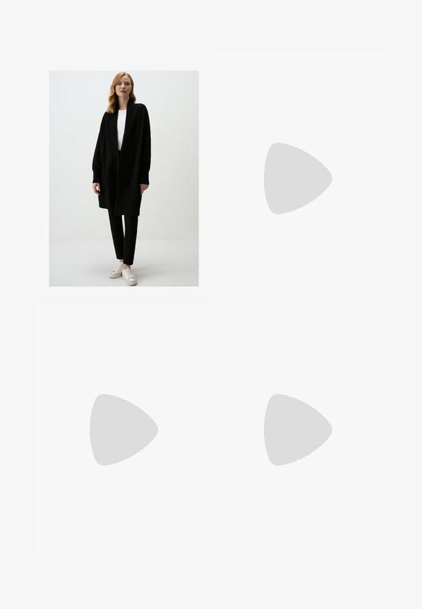 Jimmy Key COZY   OPEN FRONT  - Cardigan - black; Top corto senza maniche nero realizzato in tessuto liscio, con scollatura rotonda e un design pulito e semplice, privo di pattern o accessori.; Pantaloni neri a gamba dritta, con tasche frontali e spacchi laterali all'orlo. Realizzati in tessuto morbido e liscio. Adatti a diverse occasioni.; Tacchi slingback in pelle verniciata nera con punta affusolata, design con tagli laterali e tacco quadrato piccolo. Texture liscia con dettagli minimi.