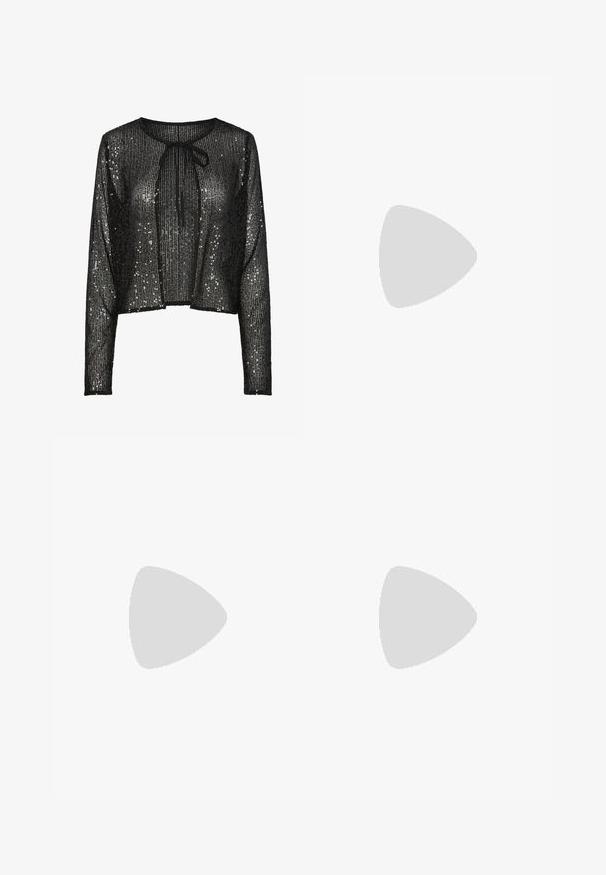 Černý krátký top s flitry a dlouhými rukávy, má kulatý výstřih a mašličku vpředu, která vytváří texturovaný a lesklý efekt.; Jsou zobrazeny dva topy na ramínka: jeden černý a jeden bílý. Oba mají tenké ramínka a přiléhavý design vyrobený z hladkého, elastického materiálu.; Krémové široké kalhoty s tailored designem, které mají dvě přední kapsy a jedno zapínání na knoflík vpředu, vyrobené z hladkého materiálu.; Černé lakované kožené lodičky na pásku s špičatou špičkou a geometrickým blokovým podpatkem. Vyznačují se elegantním, minimalistickým designem a hladkým povrchem.