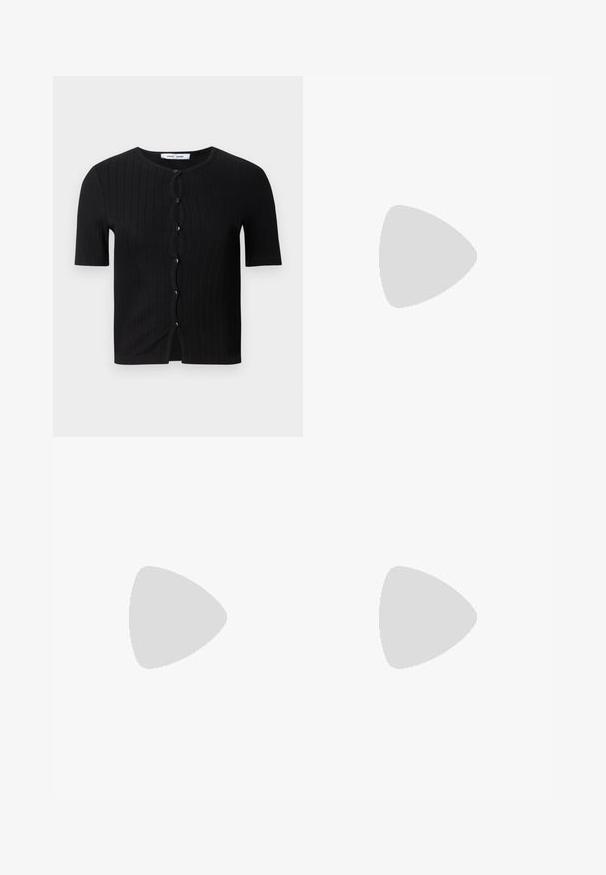 Črn rebrast kratkolasni kardigan s okroglo ovratnico, ki vsebuje okrogle črne gumbe in valovito sprednjo podrobnost. Mehak, strukturiran material.; Bela bombažna majica s krojnim izrezom in kratkimi rokavi. Na prsih ima majhen barvit logotip s rdečimi, modrimi in belimi akcenti.; Črne denimske kratke hlače z visokim pasom, petimi žepi, srebrno strojno opremo in standardnim krojem, ki se ponašajo z gladko teksturo in čistimi robovi.; Črne usnjene slingback pete s koničastim nosom, nizko peto in nastavljivim gležnenim trakom, ki ima zaponko z zlatim odtenkom. Gladka tekstura.