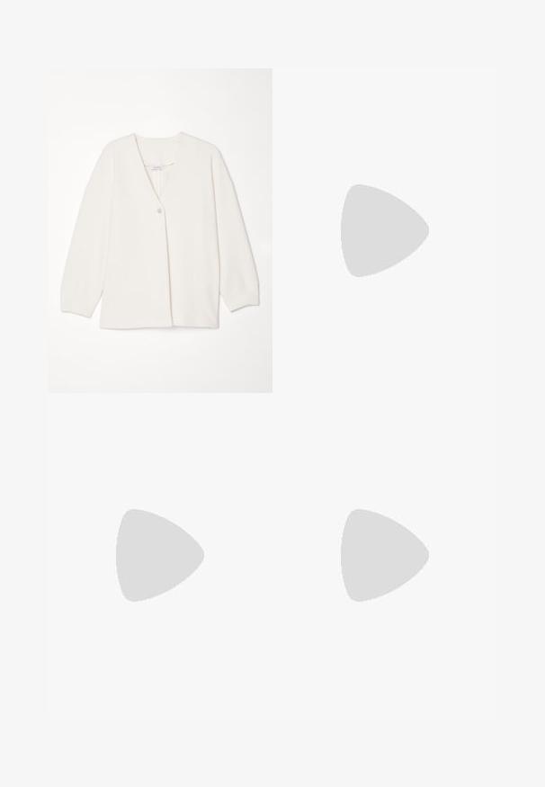 Max Mara Leisure URANO - Cardigan - ecru; Hvit utenermet vest med en tettsittende design, seks runde knapper og to frontlommer. Laget av et glatt materiale med en ren finish.; Kremfargede vidde jeans laget av denim, med høy livhøyde, frontlommer og en enkeltknapplukking for en avslappet passform.; Beige blokk-høydesandaler med tynne stropper og firkantet tå. Glatt materiale med minimale detaljer, designet for enkel bruk.