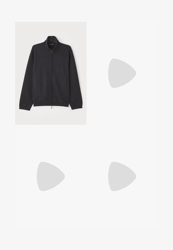 Navy jakna sa patentnim zatvaračem napravljena od teksturiranog materijala, s uzdignutim ovratnikom, dva bočna džepa i suptilnim logotipom na prsima.; Bijela pamučna majica s kratkim rukavima i okruglim izrezom. Sadrži središnji dizajn loga u ružičastim i smeškim nijansama.; Mornarsko plave hlače od pamuka, s ravnim krojem, prednjim kopčanjem na gumb i klasičnim pojasom s petljama za remen.; Crna kožna tenisica s niskim profilom, zaobljenim prstima i vezanjem; ima teksturiranu gumenu potplatu i detalj s logotipom na peti.