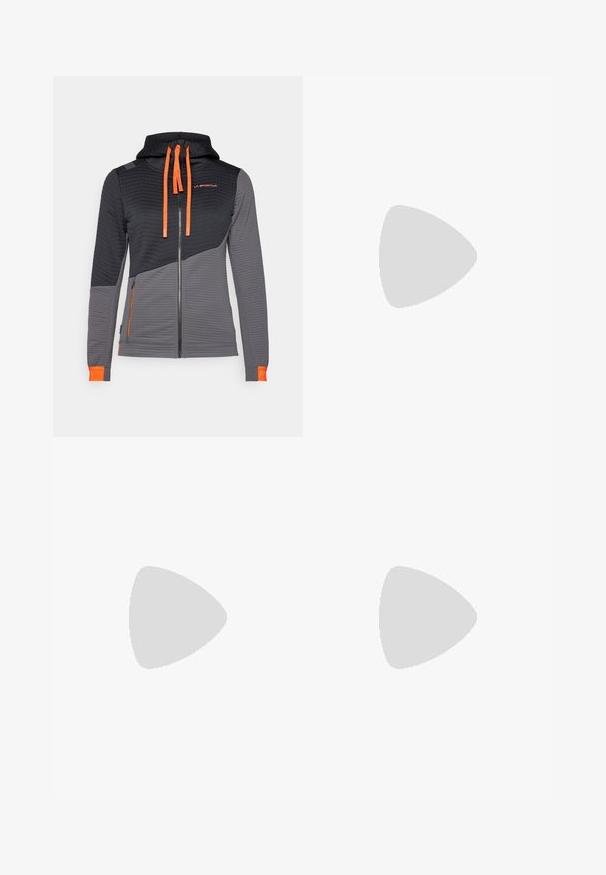Jakna s kapuljačom na zip u crnoj i sivoj tkanini s teksturiranim uzorkom. Ima narančaste vezice, džep sa zatvaračem i kontrastne akcentne rukave.; Tamno plavi T-shirt sa V-izrezom i kratkim rukavima, izrađen od lagane, teksturirane tkanine. Sadrži mali srebrni logo na gornjem lijevom dijelu grudnog koša.; Crne tajice izrađene od glatkog, rastezljivog materijala s visokim strukom. Imaju bijeli logo na lijevom butu i prilagođen dizajn.; Crne atletske cipele s teksturiranim materijalom, bijelim potplatima i crnim vezicama. Nosene s bijelim rebrastim čarapama, stojeći na svijetloj površini.