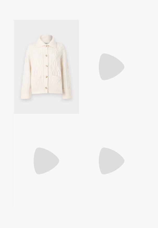Cardigan lavorato a maglia color crema con intricati motivi a treccia, colletto, chiusura a bottoni e polsini e orlo a coste.; T-shirt bianco in cotone con maniche corte a sbuffo, caratterizzato da piccoli dettagli argento lungo le maniche. Collo rotondo classico, vestibilità comoda.; Pantaloni neri a gamba larga realizzati in morbido velluto, dotati di una cintura elastica e una superficie liscia, senza dettagli o motivi visibili.; Pump in pelle nera con punta affusolata, cinturino alla caviglia e tacco spesso. Texture piatta, design elegante ed estetica minimalista.