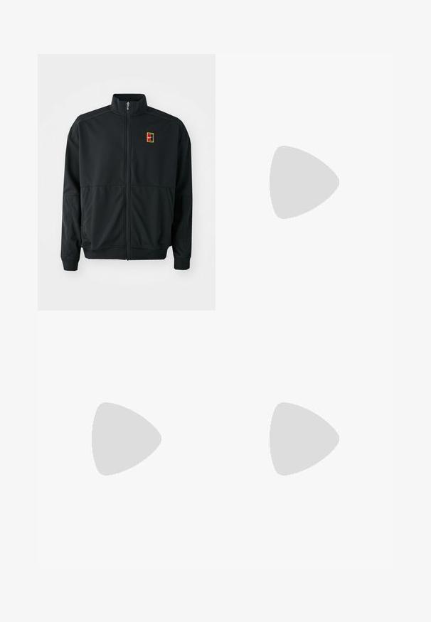 Svart zip-up jacka med hög krage. Tillverkad av slätt, lättviktigt tyg och har en liten flerfärgad logotyp på bröstet.; Svart kortärmad t-shirt i nätmaterial, med vit kant på kragen och ärmarna, samt en liten gul och röd logotyp på bröstet.; Svarta sportbyxor i lättviktig tyg, med elastisk midja och en liten vit Nike-logotyp på nedre vänstra sidan.; Svarta träningsskor med en texturerad ovandel, vit swoosh-logotyp, vadderad häl och en kontrasterande vit sula med ett zickzack-mönster.