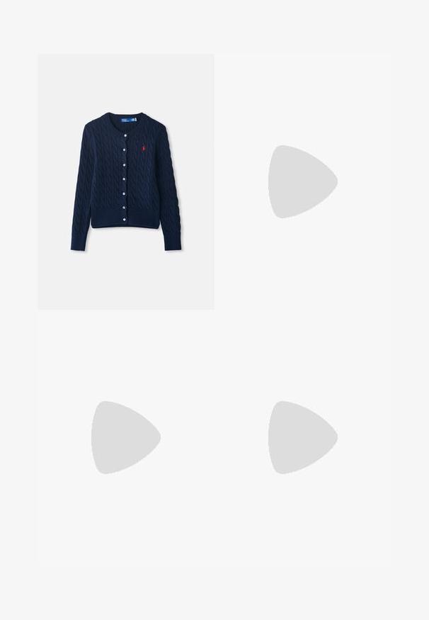 Gilet en tricot bleu marine avec un design en tricot torsadé, col rond, fermeture à boutons à l'avant, ourlet et poignets côtelés, avec un petit détail de logo rouge.; T-shirt à manches courtes, rayé crème et marine, présentant un col rond et un design boxy avec un tissu texturé.; Jeans large en denim écru. Design taille haute avec une fermeture à bouton, deux poches avant et des détails de surpiqûres contrastantes.; Sandale à talon haut beige avec un bout carré, une fine bride de cheville et un talon carré. Texture en cuir lisse avec un détail de boucle dorée.