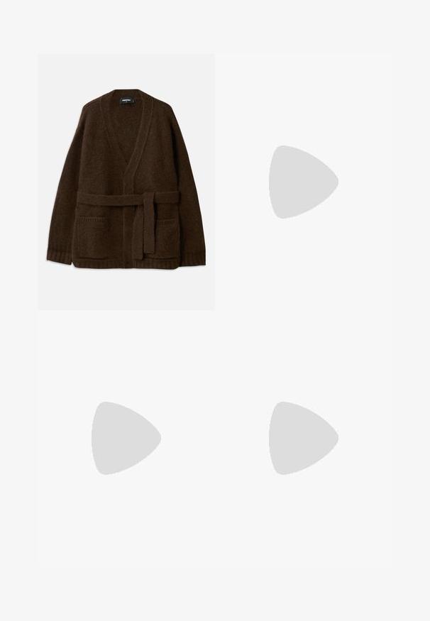 Cardigan tricotat maro cu decolteu în V, mâneci lungi, două buzunare frontale și o curea asortată la talie. Material moale, texturat.; FRAME LACE UP - Tricou basic - off white; Fustă din denim cu un design patchwork, având secțiuni de albastru deschis și mediu, margini desfăcute și talie înaltă. Stil clasic cu cinci buzunare.; Balerini din piele neagră, cu vârf rotund, textură netedă, detalii de cusătură minimale și un design al tălpii flexibil.