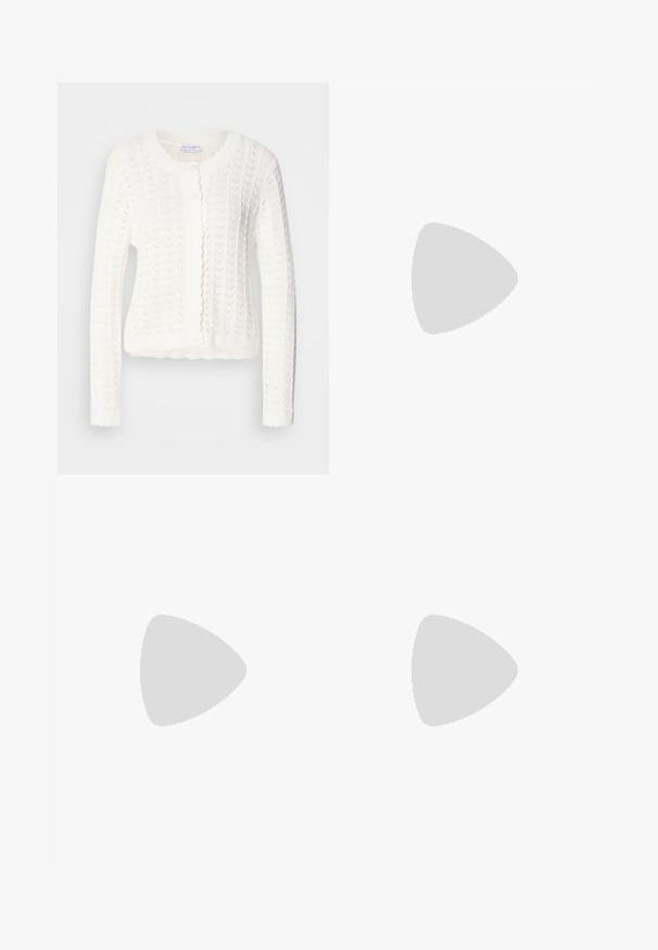Weiße Strickjacke mit einem strukturierten Muster, gerundetem Ausschnitt und gewellten Kanten. Verfügt über fünf Knöpfe auf der Vorderseite.; Weißes Baumwolltanktop mit weitem Ausschnitt und dünnen Schulterträgern. Glatte Textur ohne sichtbare Muster oder Verzierungen.; Weite Beinhosen in Marineblau, aus leichtem Stoff. Mit einer leicht strukturierten Oberfläche, elastischem Bund und Vordernähten.; Weiße Leder-Sneaker mit glatter Oberfläche, beigen Wildleder-Akzenten, runder Zehenpartie, flachem Schnürdesign und einer strukturierten Gummisohle.