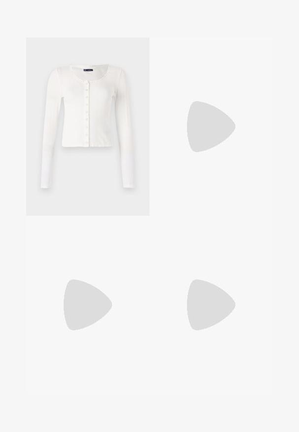 Balta ilga rankovėmis kardiganas su suploto audinio tekstūra, apvaliu iškirpimu ir dekoratyviniais intarpais. Priekinėje dalyje yra maža mygtukų eilė.; Balta trumpomis rankovėmis marškinėliai, pagaminti iš medvilnės, su dekoratyviais nėriniais aplink rankoves ir apvaliu kaklu.; Šviesiai mėlyni džinsiniai šortai, turintys penkis kišenes, užtrauktuko užsegimą ir mygtuko uždarymą. Apačia yra nusidėvėjusi, o dizainas yra laisvo pjūvio.; Balti aukštakulniai sandalai su masyviu kulnu, su dirželių dizainu ir kulkšnies raiščiu. Lygi tekstūra su platforma priekyje, suteikianti papildomą aukštį.