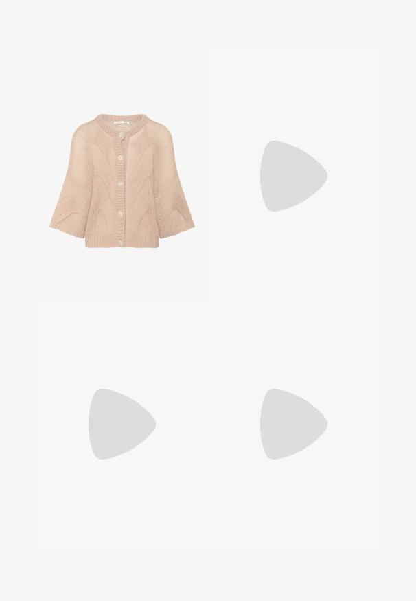 Kabelgebreide cardigan in zachtroze, met een ronde halslijn, korte mouwen en vijf grote knopen aan de voorkant. Lichtgewicht textuurstof.; Lichtbeige tanktop gemaakt van ribgebreide stof, met een ronde halslijn en dikke bandjes, in een aansluitende pasvorm en met minimale details.; Lichtbeige, loszittende broeken met een elastische tailleband en trekkoord. Bevat twee zijzakken en heeft een gladde textuur.; Bruin suède instapper met een lage hak, een verstelbare band met een zilveren gesp en een zwarte rubberen zool.