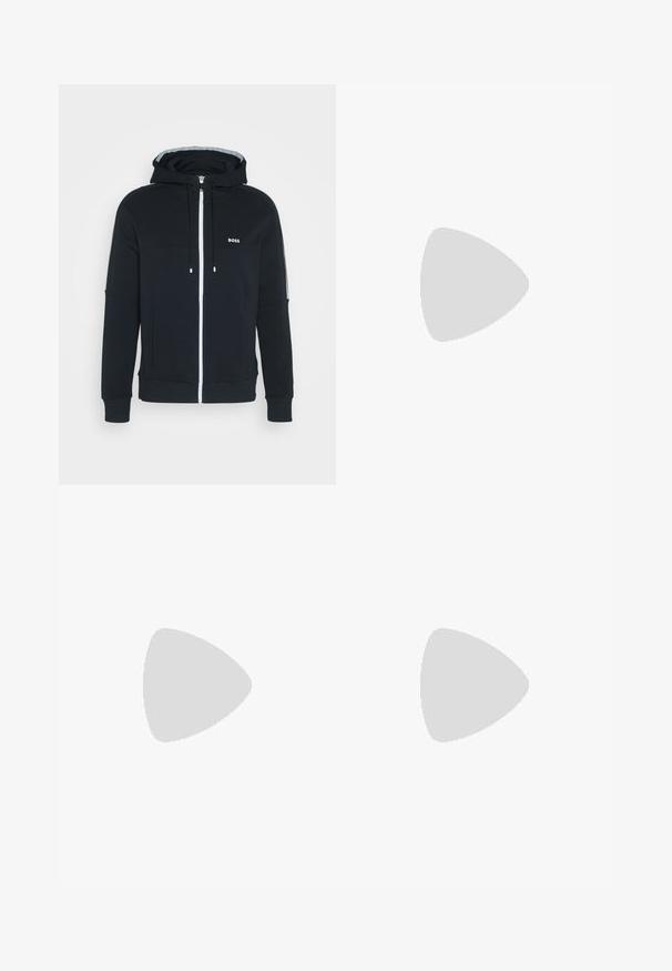 Svart zip-up hoodie i mjukt material, med en framknäppning, sidofickor och en logotyp på bröstet. Inkluderar justerbara dragsko.; Svart bomullströja med rund halsringning, korta ärmar och vit "BOSS"-logotyp centrerad på bröstet. Slät textur, avslappnad passform.; Svarta sweatpants i mjukt material med elastisk midja, dragsko och smalnande ben. Har en liten logotyp på sidan.; Svart sneaker med slät syntetisk ovandel, rund tå, platta snörningar och en ribbad gummisula. Minimalistisk design med sydda detaljer.