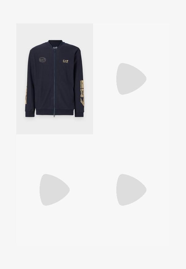 Mornarsko modra jakna z zadrgo iz teksturiranega blaga. Opremljena z zlatim logotipom EA7 in grafičnim dizajnom na rokavih. Vsebuje stranske žepe in rebraste manšete.; Bela bombažna majica s krožnim izrezom in kratkimi rokavi, s pozlačenim logotipom EA7 Emporio Armani natisnjenim spredaj.; Črne športne kratke hlače iz mehkega blaga, z elastičnim pasom in majhnim rumenim logotipom EA7 na spodnjem levem delu noge.; Bela usnjena športna obutev z gladko površino, okroglo prst, ravne vezalke in teksturiran podplat. Ima diskretno logo na peti.